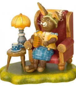 Lapin De Paques En Bois Grand-Mere Dans Un Fauteuil